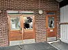 Noen har knust vinduene på gamleskolen i Valnesfjord. Foto: Politiet