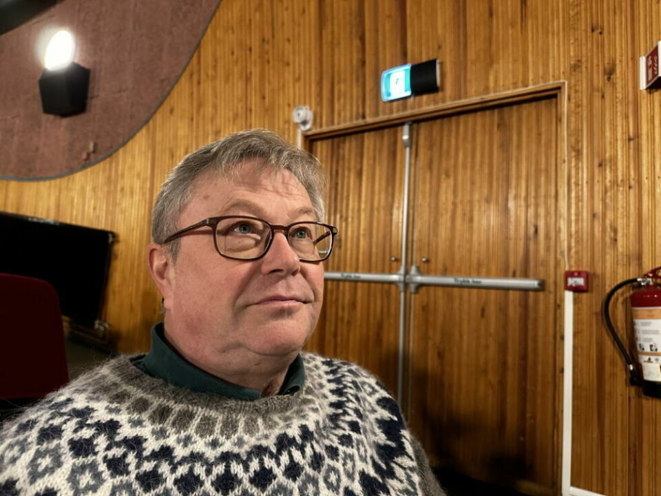 PLAGSOMT. - Hukommelsen er en skrøpelig ting, og jeg hadde glemt at lysene som markerer nødutgangene er sterkt sjenerende, forteller Erik Veigård fra Valnesfjord. PLAGSOMT. - Hukommelsen er en skrøpelig ting, og jeg hadde glemt at lysene som markerer nødutgangene er sterkt sjenerende, forteller Erik Veigård fra Valnesfjord. Foto: Erica Restoften