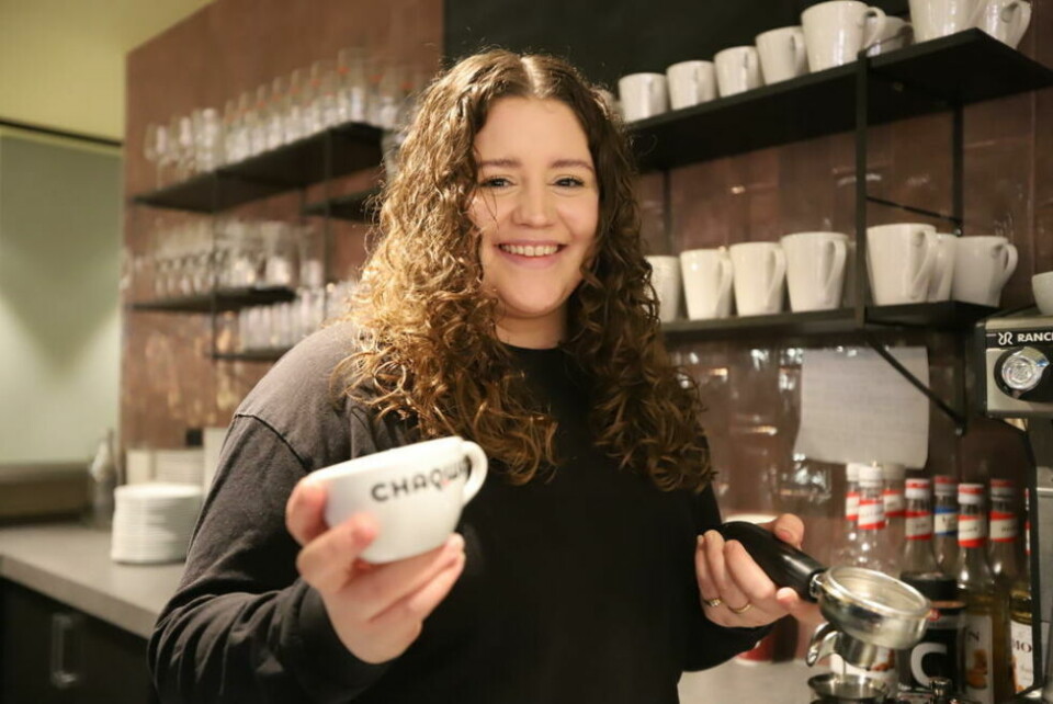 DET BLIR BARISTAKAFFE. Mange har lurt på om det blir baristakaffe på den nye kafeen ”Attåt”, og til det svarer Heidi Karlsen (30) et klart og tydelig JA til. DET BLIR BARISTAKAFFE. Mange har lurt på om det blir baristakaffe på den nye kafeen ”Attåt”, og til det svarer Heidi Karlsen (30) et klart og tydelig JA til. Foto: Lise Berntzen