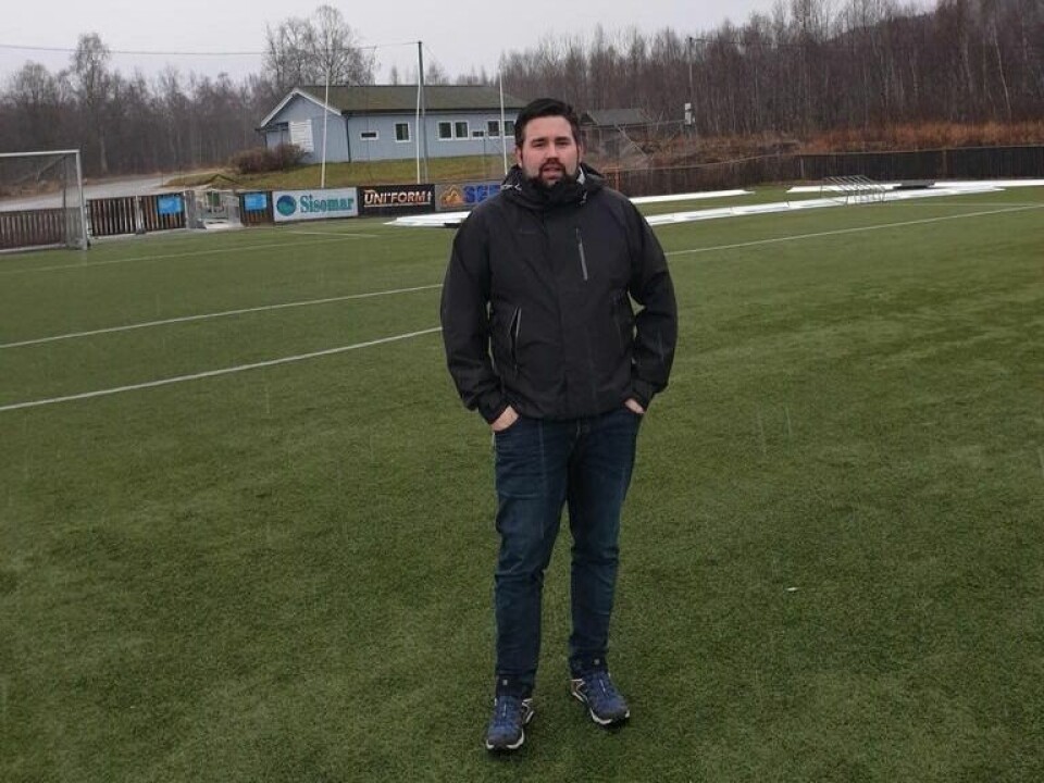 ÅPEN BANE. Kolbjørn Mathisen (Ap) tok initiativ til et møte i formannskapet der de diskuterte Lakselva stadion. - Jeg oppfattet at administrasjonen ville stenge banen, sier han.REPARASJONER. Også denne vinteren må kommunen påregne å reparere lekkasjer på Lakselva. ÅPEN BANE. Kolbjørn Mathisen (Ap) tok initiativ til et møte i formannskapet der de diskuterte Lakselva stadion. - Jeg oppfattet at administrasjonen ville stenge banen, sier han.