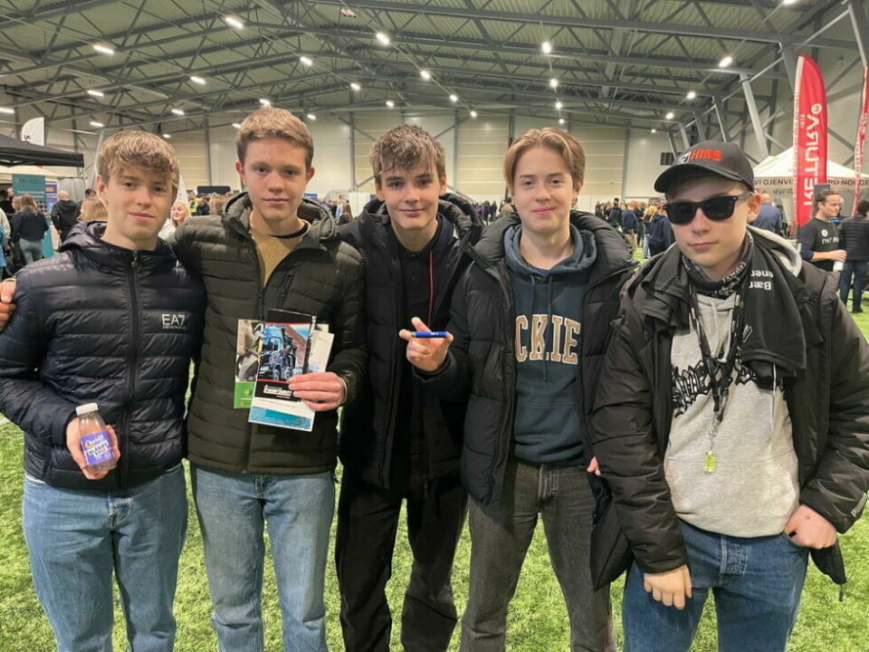 VELDIG FORNØYD. Litt av poenget med messa på Rognan er at det skal være mulighet for de som skal velge seg en yrkesvei å finne noe de liker. Denne gjengen fra Fauske sier at messa er knallbra. Fra venstre: Trym Breimo Berntsen, Peder Risvoll Godø, Lukas Leirvik Furnes, Thor Breimo Berntsen og Sander Elias jensen Helland. VELDIG FORNØYD. Litt av poenget med messa på Rognan er at det skal være mulighet for de som skal velge seg en yrkesvei å finne noe de liker. Denne gjengen fra Fauske sier at messa er knallbra. Fra venstre: Trym Breimo Berntsen, Peder Risvoll Godø, Lukas Leirvik Furnes, Thor Breimo Berntsen og Sander Elias jensen Helland. Foto: Helge Simonsen