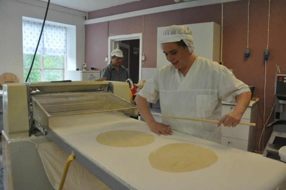 LEFSER. Beiarlefs er en av bedriftene som har lokaler i næringsbygget. Her er Jenny Alwast ved kjevlemaskinen. Bildet er fra en reportasje i Saltenposten fra 2015. LEFSER. Beiarlefs er en av bedriftene som har lokaler i næringsbygget. Her er Jenny Alwast ved kjevlemaskinen. Bildet er fra en reportasje i Saltenposten fra 2015. Foto: Sylvia Bredal