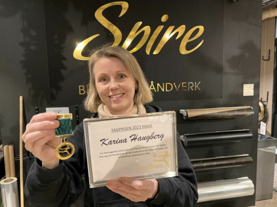 HEDRET. Karina Haugberg på Spire i Amfi Fauske fikk i helgen Interflora sin fagpris for 2023. - Den henger veldig høyt, kanskje aller øverst, sier prisvinneren stolt. HEDRET. Karina Haugberg på Spire i Amfi Fauske fikk i helgen Interflora sin fagpris for 2023. - Den henger veldig høyt, kanskje aller øverst, sier prisvinneren stolt. Foto: Espen Johansen