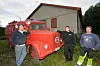 BRANNBILEN. Denne brannbilen som opprinnelig er tysk fra 1942 var i flere år Fauske kommune sin brannbil. Her står den på historisk grunn i Klungset leir, fra venstre avdøde Hans Skatvik, Emil Skatvik og Raymond Olsen tilbake i 2012. Foto: Arild Bjørnbakk