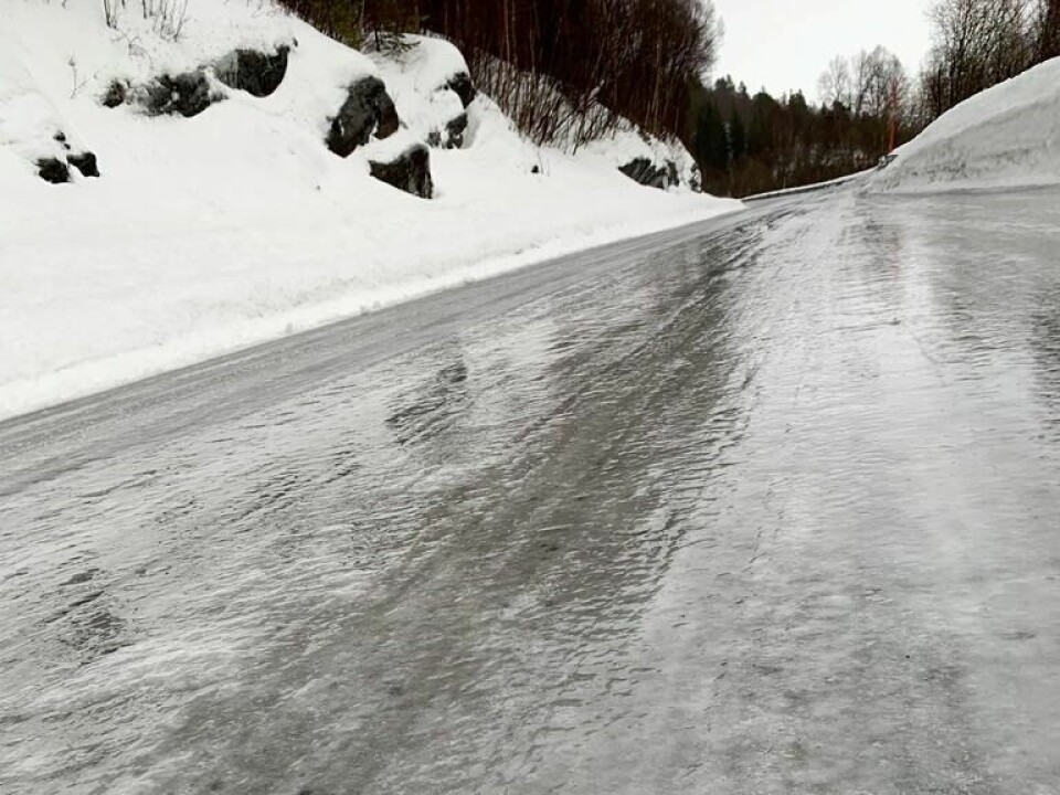 GLATT. Mildvær og nedbør forventes å gi glatte veier i helgen, men store mannskaper står klare til innsats. GLATT. Mildvær og nedbør forventes å gi glatte veier i helgen, men store mannskaper står klare til innsats. Foto: Therese Madsen Simonsen