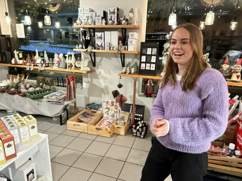 TRIVES. Kaja har for andre år på rad sikret seg det som kanskje er den kuleste julejobben i Indre Salten. Hun er på plass hver dag i åpningstiden i Julekolonialen til Han Sylte, i Valnesfjord. TRIVES. Kaja har for andre år på rad sikret seg det som kanskje er den kuleste julejobben i Indre Salten. Hun er på plass hver dag i åpningstiden i Julekolonialen til Han Sylte, i Valnesfjord. Foto: Alle foto: Erica Restoften