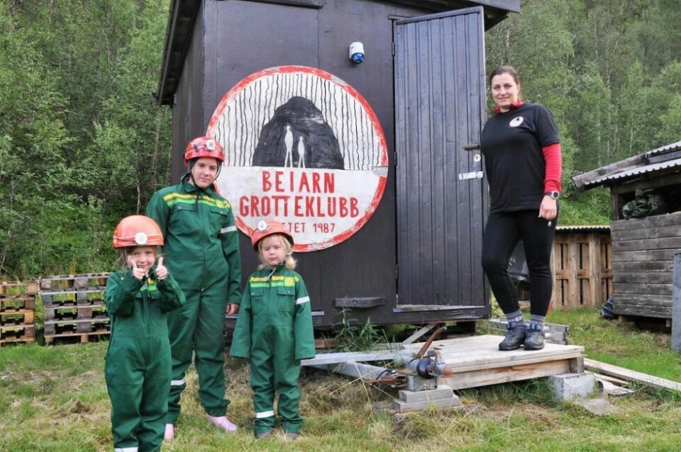 GROTTEKLUBB. Unge grottere på grotteleir i Gråtådalen. Fra venstre Solveig, Bettina og Nicoline sammen med Beiarn Grotteklubbs leder Hanne Høyås. GROTTEKLUBB. Unge grottere på grotteleir i Gråtådalen. Fra venstre Solveig, Bettina og Nicoline sammen med Beiarn Grotteklubbs leder Hanne Høyås. Foto: Lars Olav Handeland