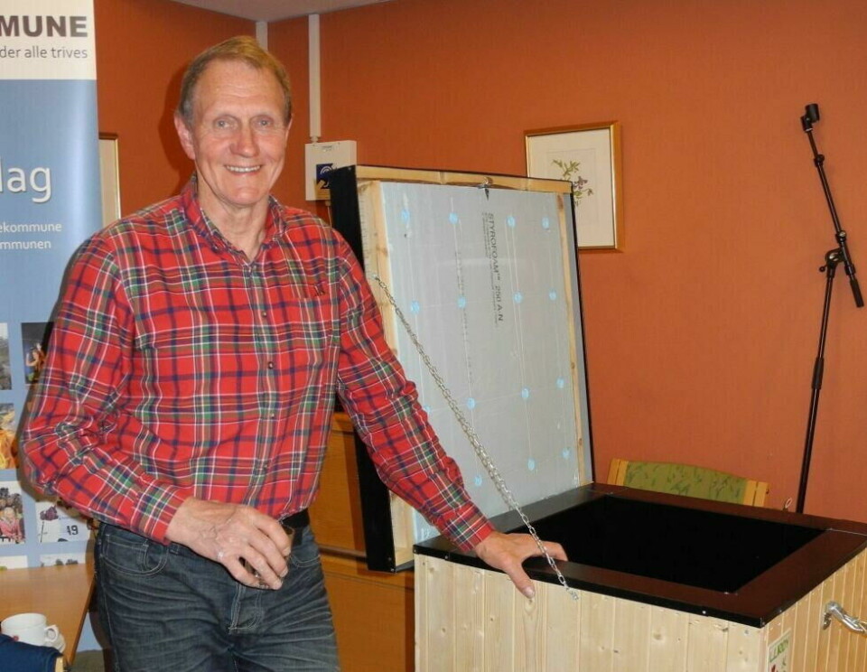 FOREDRAG. Jostein Solvang har tidligere vært på Fauske og snakket om kompostering og genbruksmateriell. Nå kommer han til Straumen i anledning gjenbruksuka. Her er han avbildet ved kompostbingen han selv har laget og som er prototypen på kompostbinge som Helgeland avfallsforedling i samarbeid med BRA-PRO, en vekstbedrift på Helgeland, formidler salg av. FOREDRAG. Jostein Solvang har tidligere vært på Fauske og snakket om kompostering og genbruksmateriell. Nå kommer han til Straumen i anledning gjenbruksuka. Her er han avbildet ved kompostbingen han selv har laget og som er prototypen på kompostbinge som Helgeland avfallsforedling i samarbeid med BRA-PRO, en vekstbedrift på Helgeland, formidler salg av. Foto: Mariann Strømdal