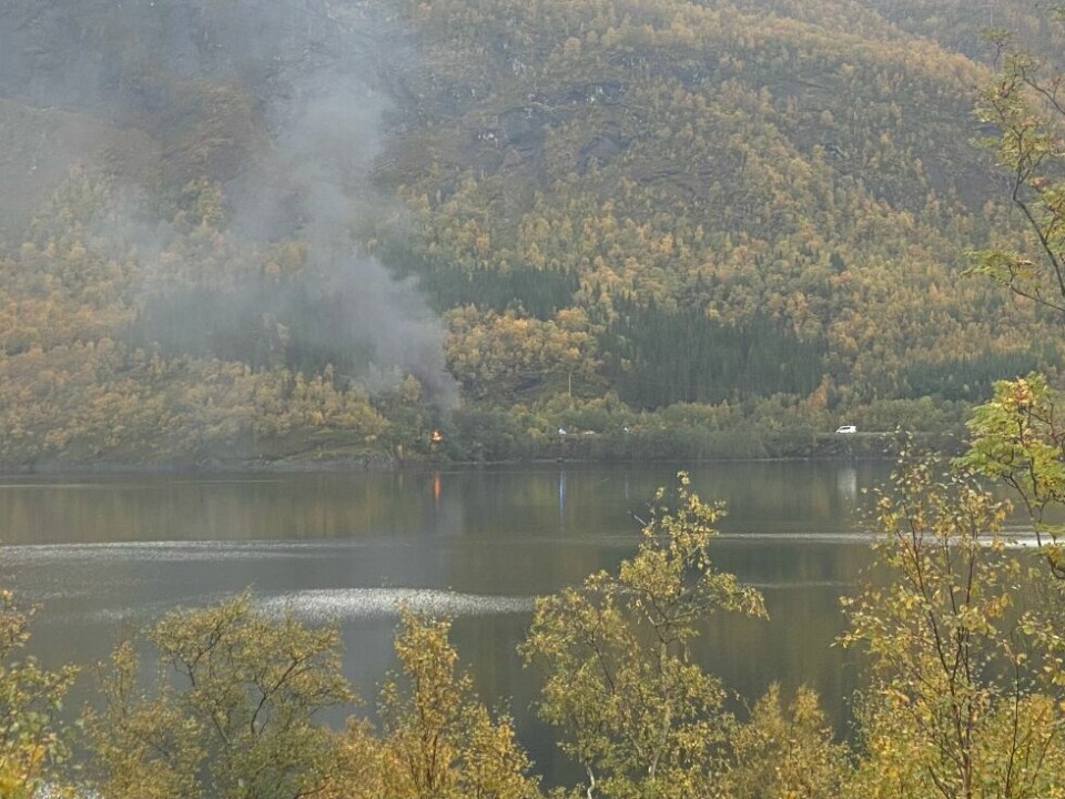 BRANN. Det brenner i en bil på fylkesvei 830. BRANN. Det brenner i en bil på fylkesvei 830. Foto: Veronika Hjemgam