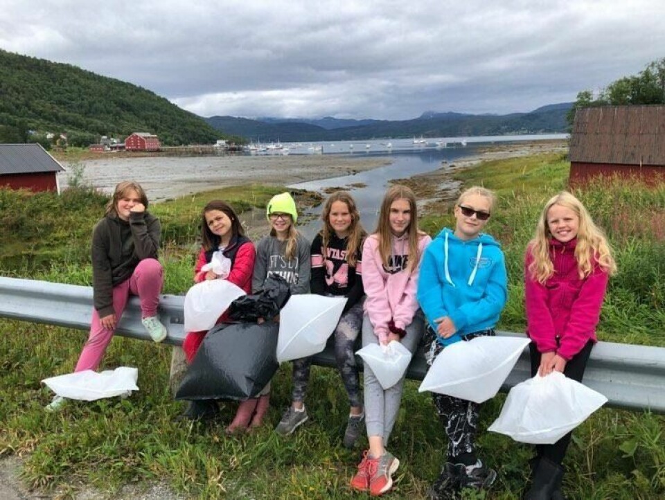 RYDDER. Her ser vi elever fra mellomtrinnet i Røsvik på tur i fjæra på jakt etter plastsøppel ved en tidligere anledning. Fra venstre: Matilde Hjelvik, Liv Vassvik, Gabriella Bergholdt Antonsen, Mia Pedersen, Anna Stensland, Fadejs Pesko og Mali Storeide. RYDDER. Her ser vi elever fra mellomtrinnet i Røsvik på tur i fjæra på jakt etter plastsøppel ved en tidligere anledning. Fra venstre: Matilde Hjelvik, Liv Vassvik, Gabriella Bergholdt Antonsen, Mia Pedersen, Anna Stensland, Fadejs Pesko og Mali Storeide. Foto: Røsvik skole.