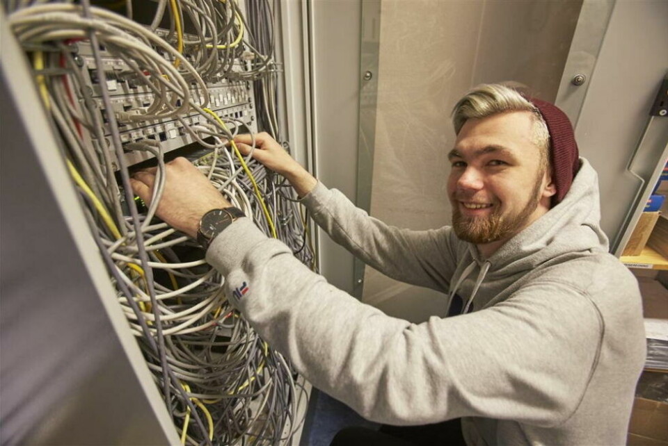 I ARBEID. IT-lærling med full kontroll over ledningene.Over 80 prosent har fått læringsplass i Nordland. I ARBEID. IT-lærling med full kontroll over ledningene.Over 80 prosent har fått læringsplass i Nordland. Foto: Thor-Wiggo Skille