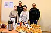 GOD MAT. Natalia, Hanna, Yevhen og Maksim serverte lekre kaker og annet. Foto: Lars Olav Handeland