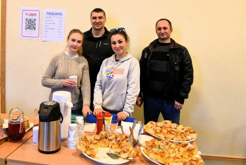 GOD MAT. Natalia, Hanna, Yevhen og Maksim serverte lekre kaker og annet. GOD MAT. Natalia, Hanna, Yevhen og Maksim serverte lekre kaker og annet. Foto: Lars Olav Handeland