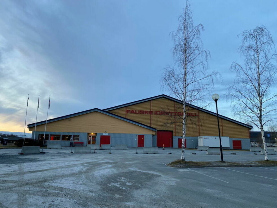 AVGIFT. Det blir parkeringavgift mellom klokken 09 og 17 ved Fauske idrettshall så snart skiltene er kommet opp. AVGIFT. Det blir parkeringavgift mellom klokken 09 og 17 ved Fauske idrettshall så snart skiltene er kommet opp. Foto: Eva S. Winther