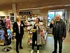 GRATULERER! Prosjektleder Brit-Elin Paulsen i Saltdal Utvikling, sammen med Astri Larsen fra Leselysthuset og ordfører Rune Berg (Sp) i Saltdal kommune etter at det var klart at bokhandelen på Rognan vant anbudet på å levere læremidler til de videregående skolene i Salten. Foto: Saltdal Utvikling