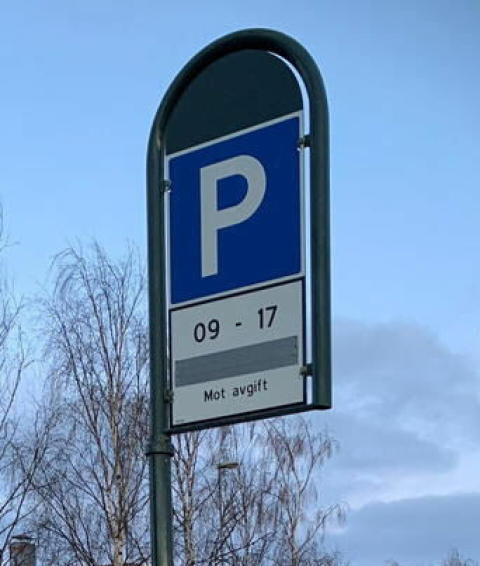 TIDSROM. Som i Fauske sentrum blir det mellom 09 og 17 det må betales parkeringsavgift ved idrettshallen framover. TIDSROM. Som i Fauske sentrum blir det mellom 09 og 17 det må betales parkeringsavgift ved idrettshallen framover. Foto: Frank Øvrewall