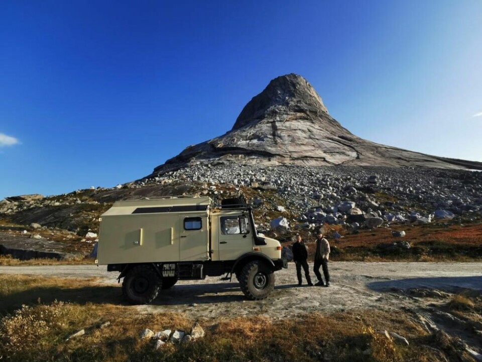 SPESIELL BIL. Her er det tyske paret Kolja og Jeanette i Gjerdalen i Sørfold ved siden av Unimogen som de har bygget om til campingbil. SPESIELL BIL. Her er det tyske paret Kolja og Jeanette i Gjerdalen i Sørfold ved siden av Unimogen som de har bygget om til campingbil. Foto: Tove Anita Olsen