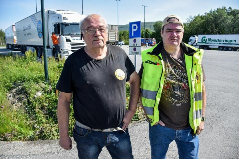 I FERGEKØ. Hans Petersen (t.h.) i den dugnadsdrevne organisasjonen Truckers International Association mener mye kan gjøres for å sikre vartransporten i Nordland mot å bli forsinket på grunn av at de må stå i fergekø. Her er han sammen med Jan Høiback fra Skien (t.v.) I FERGEKØ. Hans Petersen (t.h.) i den dugnadsdrevne organisasjonen Truckers International Association mener mye kan gjøres for å sikre vartransporten i Nordland mot å bli forsinket på grunn av at de må stå i fergekø. Her er han sammen med Jan Høiback fra Skien (t.v.) Foto: Tarjei Abelsen