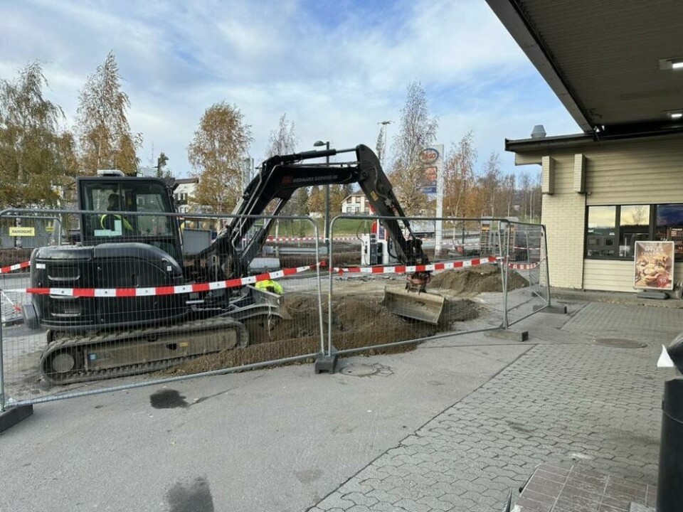 GRAVES. Det skal nå installeres et nytt tankanlegg for 98-oktan bensin på Esso i Fauske sentrum. GRAVES. Det skal nå installeres et nytt tankanlegg for 98-oktan bensin på Esso i Fauske sentrum. Foto: Privat