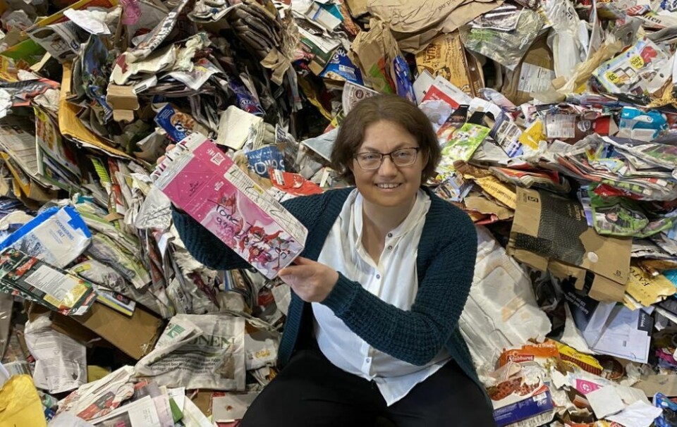 HOVEDGEVINST. Tone Jensen, opprinnelig fra Vestvågøy, nå bosatt i Bodø, stakk av med hovedpremien i returkartonglotteriet, 100.000 kroner. Tone Jensen kan juble over at kubben med seks drikkekartonger stakk av med hovedpremie på 100.000 kroner. Den ble trukket ut av haugen med papiravfall. HOVEDGEVINST. Tone Jensen, opprinnelig fra Vestvågøy, nå bosatt i Bodø, stakk av med hovedpremien i returkartonglotteriet, 100.000 kroner. Tone Jensen kan juble over at kubben med seks drikkekartonger stakk av med hovedpremie på 100.000 kroner. Den ble trukket ut av haugen med papiravfall. Foto: Arnt E. Pedersen, Iris