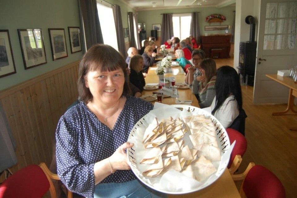 SELLKAKER. Mona Mosti opplever at Vatnbygda-spesialiteten sellkaker blir stadig mer populære, og vil nå satse enda mer på dem. Innovasjon Norge er med på laget og Mosti håper den populære retten skal skape nye arbeidsplasser. SELLKAKER. Mona Mosti opplever at Vatnbygda-spesialiteten sellkaker blir stadig mer populære, og vil nå satse enda mer på dem. Innovasjon Norge er med på laget og Mosti håper den populære retten skal skape nye arbeidsplasser. Foto: Stig Bjørnar Karlsen