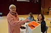Rigmor Moseng (t.v) avlegger sin stemme hos Sharon Dahlskjær og Trine Vedal (t.h.) på Sørfold rådhus. Foto: Eva S. Winther