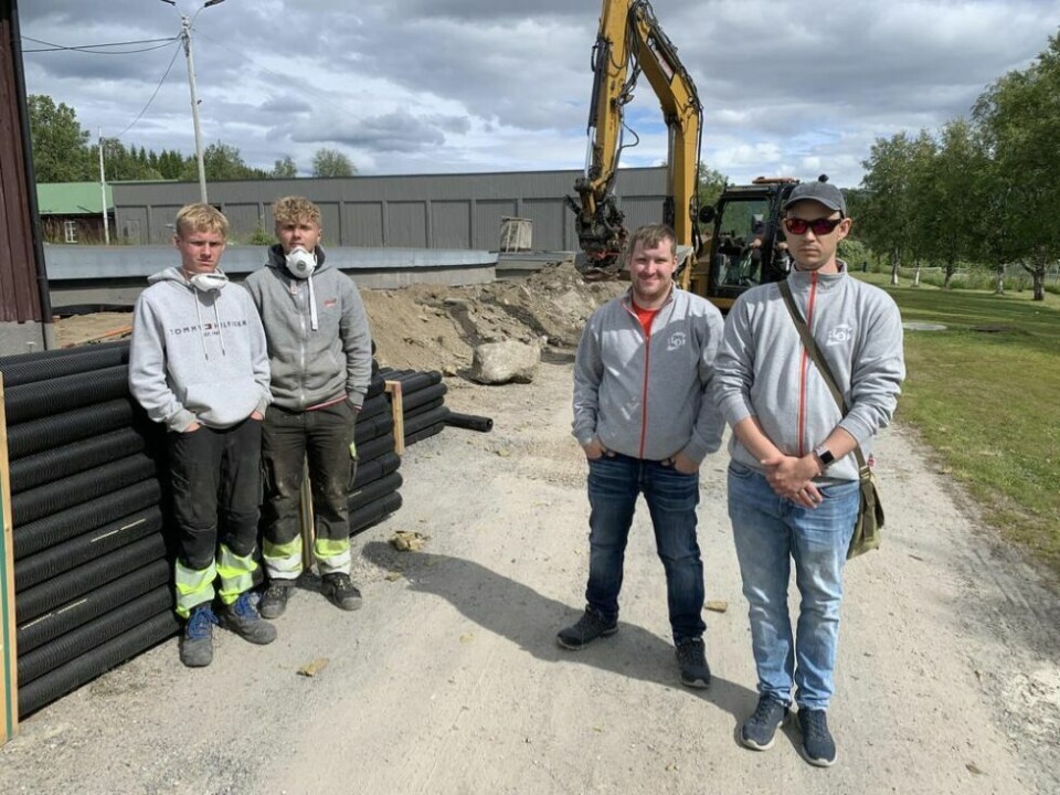 PÅ BESØK. Brian Grundvold Nordhei (16) og Lukas Nordeng (15)som har sommerjobb i Johnny Olafsen maskinentreprenør i Klungset leir, hadde onsdag besøk av Henry A. Ellingsen (26) og Remi Hansen (34) i LOs sommerpatriulje. PÅ BESØK. Brian Grundvold Nordhei (16) og Lukas Nordeng (15)som har sommerjobb i Johnny Olafsen maskinentreprenør i Klungset leir, hadde onsdag besøk av Henry A. Ellingsen (26) og Remi Hansen (34) i LOs sommerpatriulje. Foto: Frank Øvrewall
