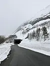 SNØRAS. Sydlig inngang av Eiavatn tunnel var fylt med snø. Nå er alt fjernet, men det er fortsatt mer snø oppe i fjellsiden. Foto: Per Reffhaug