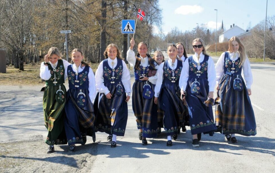 ISJAKT. Denne staselige gjengen lager stemning på sin tur til Fauske sentrum, hvor de har et mål - å kjøpe is, såklart. Fra venstre Jesie Dypaune, Emilie Kristensen, Amanda Pettersen, Lea Pedersen, Hermine Hedstrøm, Lovise Kristiansen Valsjø, Hedda Braseth Seljeås, Bjørk Strøksnes og Maya Karlsen.