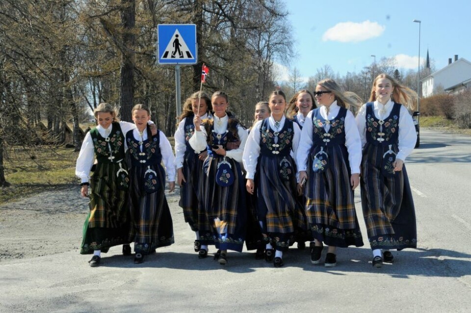 ISJAKT. Denne staselige gjengen lager stemning på sin tur til Fauske sentrum, hvor de har et mål - å kjøpe is, såklart. Fra venstre Jesie Dypaune, Emilie Kristensen, Amanda Pettersen, Lea Pedersen, Hermine Hedstrøm, Lovise Kristiansen Valsjø, Hedda Braseth Seljeås, Bjørk Strøksnes og Maya Karlsen. ISJAKT. Denne staselige gjengen lager stemning på sin tur til Fauske sentrum, hvor de har et mål - å kjøpe is, såklart. Fra venstre Jesie Dypaune, Emilie Kristensen, Amanda Pettersen, Lea Pedersen, Hermine Hedstrøm, Lovise Kristiansen Valsjø, Hedda Braseth Seljeås, Bjørk Strøksnes og Maya Karlsen. Foto: Maria Edvardsen