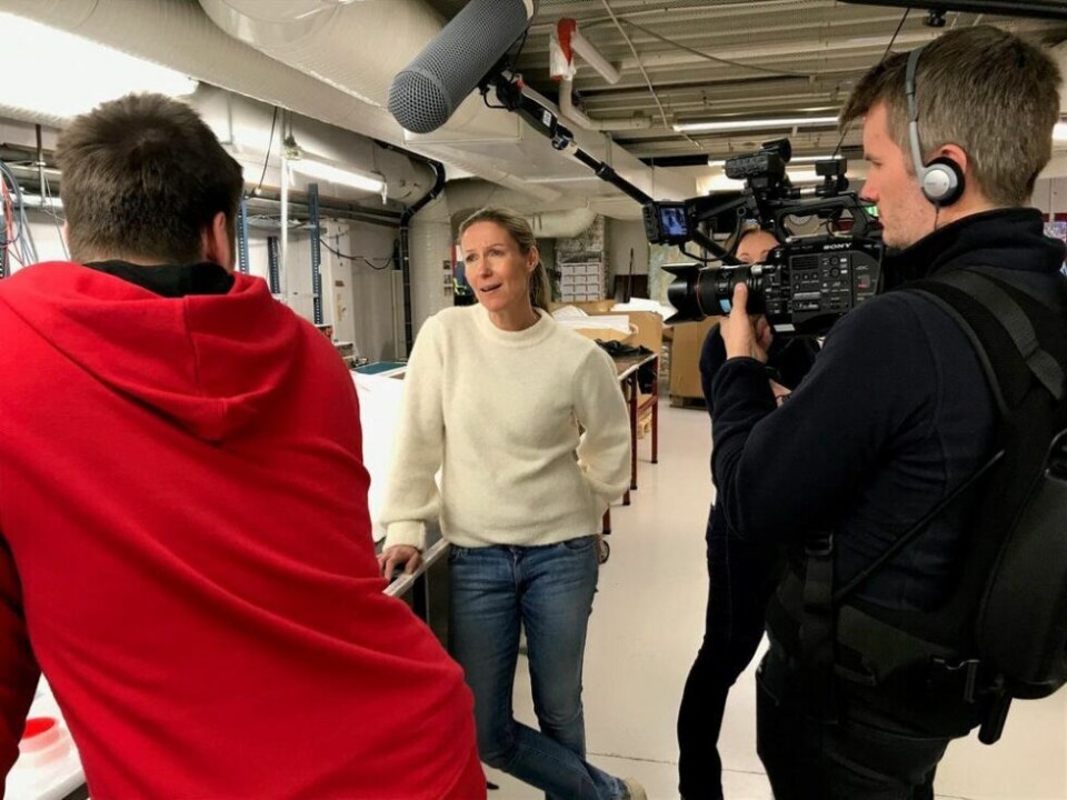 PÅ NÆRT HOLD. Helene Sandvig og kamerateamet hun hadde med seg fikk være med i alle deler av hverdagen på Ribo og Vev-Al-Plast i Saltdal. Resultatet kommer på NRK i løpet av april. PÅ NÆRT HOLD. Helene Sandvig og kamerateamet hun hadde med seg fikk være med i alle deler av hverdagen på Ribo og Vev-Al-Plast i Saltdal. Resultatet kommer på NRK i løpet av april. Foto: Tone Haugstvedt