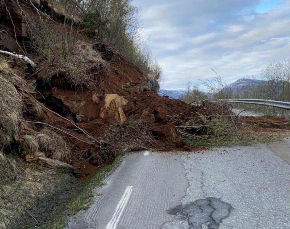 SPERRER VEIEN. Et ras har gått over veien mellom Rognan og Øksengård. SPERRER VEIEN. Et ras har gått over veien mellom Rognan og Øksengård. Foto: Rebekka Fridtjofsen