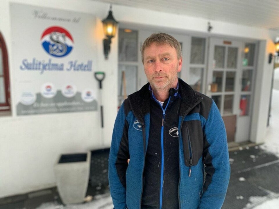 GJESTER ER PÅ VEI. Leif Helge Olsen jobber for å få hotellet i stand til en tilstelning neste uke. Hotellet heter nå forøvrig Salten hotell, men det gamle skiltet blir kanskje hengende? GJESTER ER PÅ VEI. Leif Helge Olsen jobber for å få hotellet i stand til en tilstelning neste uke. Hotellet heter nå forøvrig Salten hotell, men det gamle skiltet blir kanskje hengende? Foto: Espen Johansen