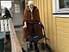 JUBILANT. Kristine Hopen feiret 102-årsdagen sin i Sørfold lørdag - kledd i en cape som dronning Sonja har brukt. Foto: Per Reffhaug