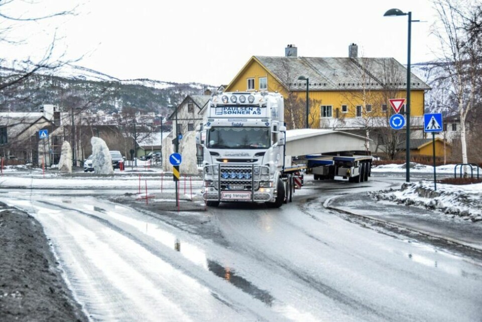 TRANSPORT. Tor Audun Paulsen på vei gjennom Fauske sentrum med takbjelke til nye Byggmakker på Hunstad i Bodø. Foreløpig er firmaet i liten grad rammet av koronakrisen. TRANSPORT. Tor Audun Paulsen på vei gjennom Fauske sentrum med takbjelke til nye Byggmakker på Hunstad i Bodø. Foreløpig er firmaet i liten grad rammet av koronakrisen. Foto: Tarjei Abelsen