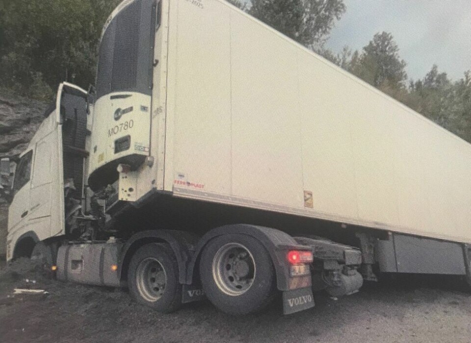 UTFOR: Et vogntog har havnet utfor veien tre kilometer fra svensegrensen, i Saltdal kommune. UTFOR: Et vogntog har havnet utfor veien tre kilometer fra svensegrensen, i Saltdal kommune. Foto: Politiet i Nordland