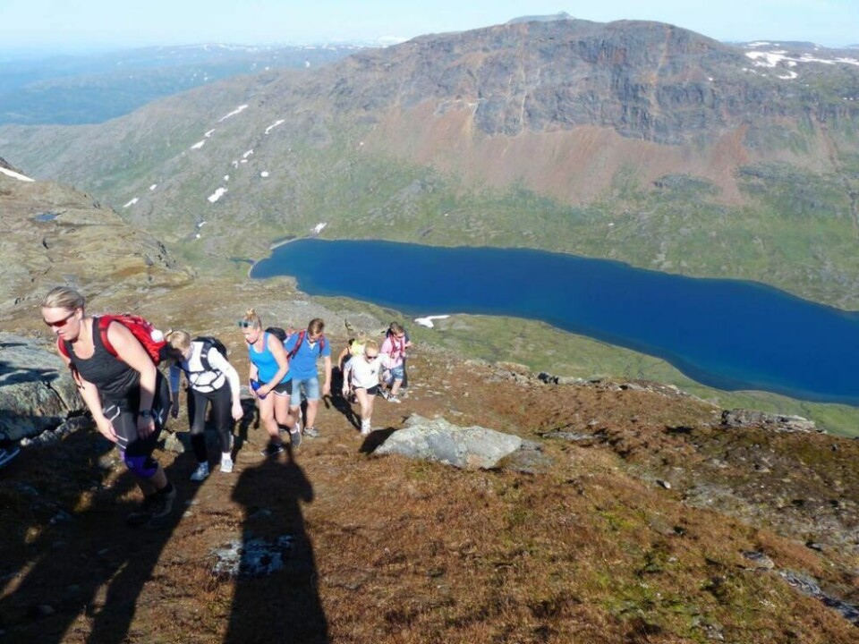 KREVENDE. Solvågtinden er en krevende tur som tar tid, men ikke verre at alle kan nå toppen. Bildet er fra en skoletur i august 2015 da en klasse besteg Solvågtinden i et strålende vær. Solvågvatnet i bakgrunnen som ligger på vel 700 høydemeter. KREVENDE. Solvågtinden er en krevende tur som tar tid, men ikke verre at alle kan nå toppen. Bildet er fra en skoletur i august 2015 da en klasse besteg Solvågtinden i et strålende vær. Solvågvatnet i bakgrunnen som ligger på vel 700 høydemeter. Foto: Frank Borkamo