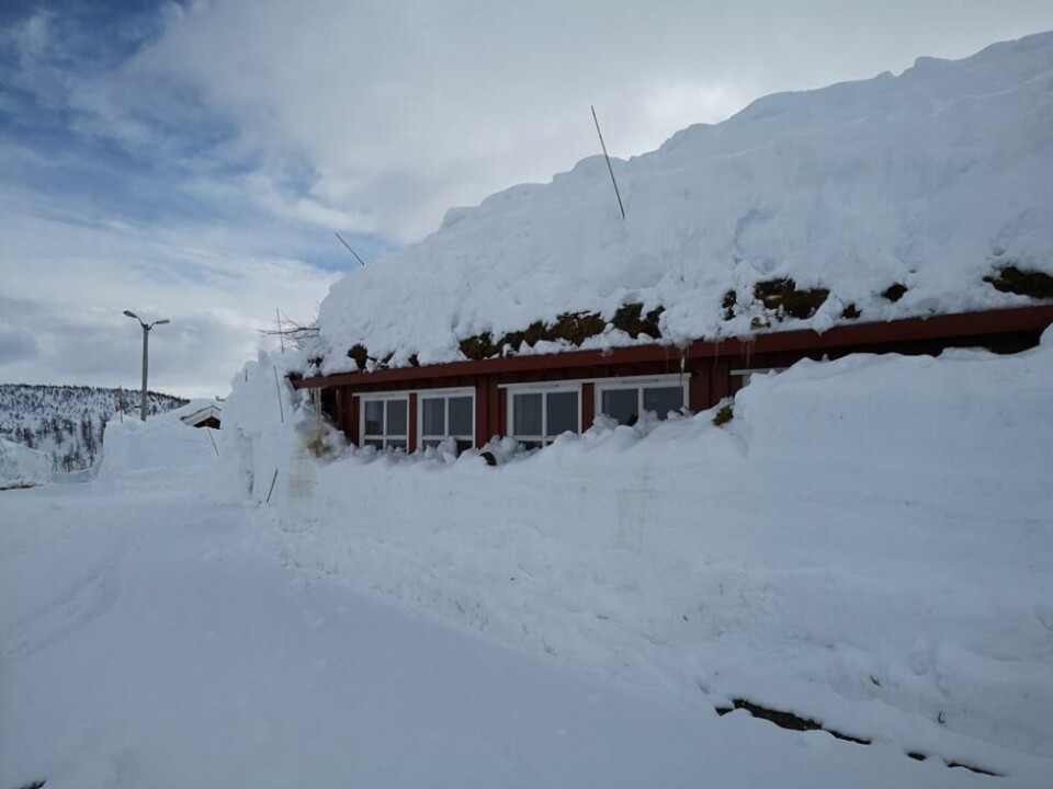 BRØYTET. Rundt kafeen er det brøytet, men sola har ennå en jobb å gjøre. BRØYTET. Rundt kafeen er det brøytet, men sola har ennå en jobb å gjøre.