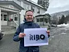 NY LOGO. Daglig leder ved Stiftelsen RIBO, Sven-Roger Johnsplass med den nye logoen. RIBO fyller 40 år i år. Foto: RIBO