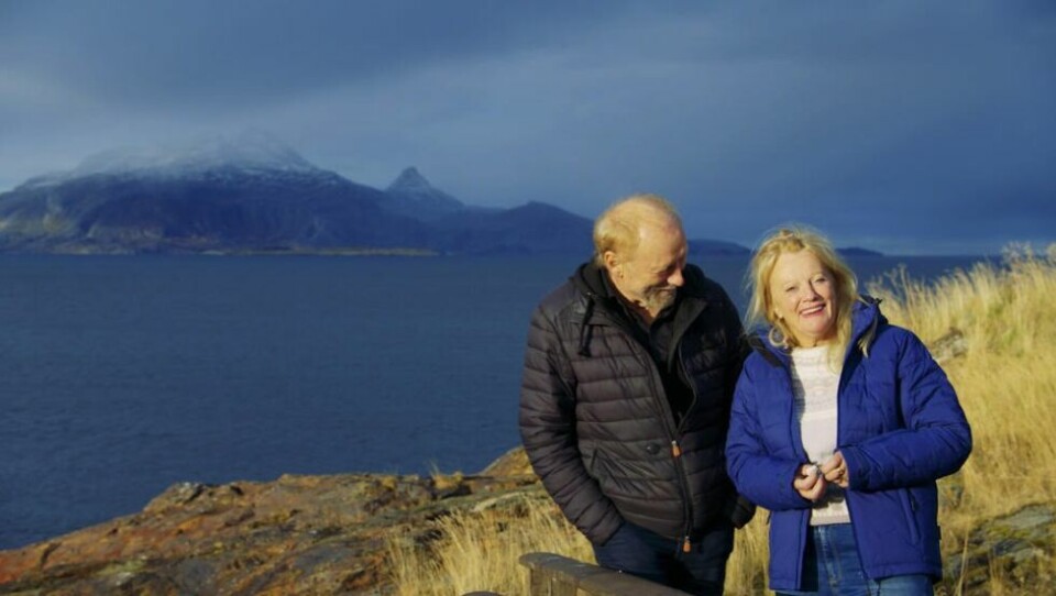 PÅ HJEMMEBANE. Halvdan røper hvordan de møttes. Og Marit avslører hvorfor han skrev 'Kjærlighetsvisa' til henne.FILMPLAKAT. Høre tell på jorda er en film om Halvdan Sivertsen. Filmen er produsert av Tord Theodor Olsen og regissert av Gunnar Sohlberg Hagen fra Bodø.PÅ SVALBARD. Halvdan har alltid vært klima- og miljøbevisst. Filmen 'Høre tell på jorda' starter og slutter på Svalbard.ÅGE OG HALVDAN. I filmen snakker de to kompisene - to av Norges største artister - om karriere, vennskap og samarbeid. PÅ HJEMMEBANE. Halvdan røper hvordan de møttes. Og Marit avslører hvorfor han skrev 'Kjærlighetsvisa' til henne.