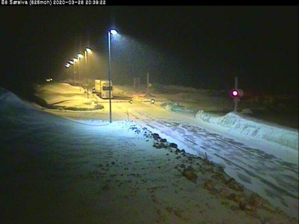 Det blåser og snør på Saltfjellet, og de som skal over må kjøre i kolonne. Det blåser og snør på Saltfjellet, og de som skal over må kjøre i kolonne. Foto: Webkamera, Statens vegvesen