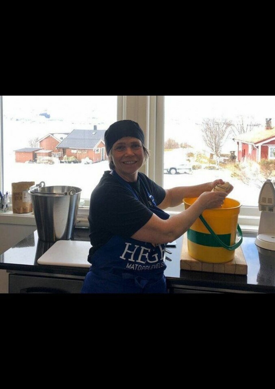 FORBEREDER. Hege Ruud har tilbudt matkasser med lokalprodusert mat, og fikk stor respons på kort tid. Nå er hun i gang med forberedelsene. FORBEREDER. Hege Ruud har tilbudt matkasser med lokalprodusert mat, og fikk stor respons på kort tid. Nå er hun i gang med forberedelsene. Foto: Gaute Ruud Sevaldsen
