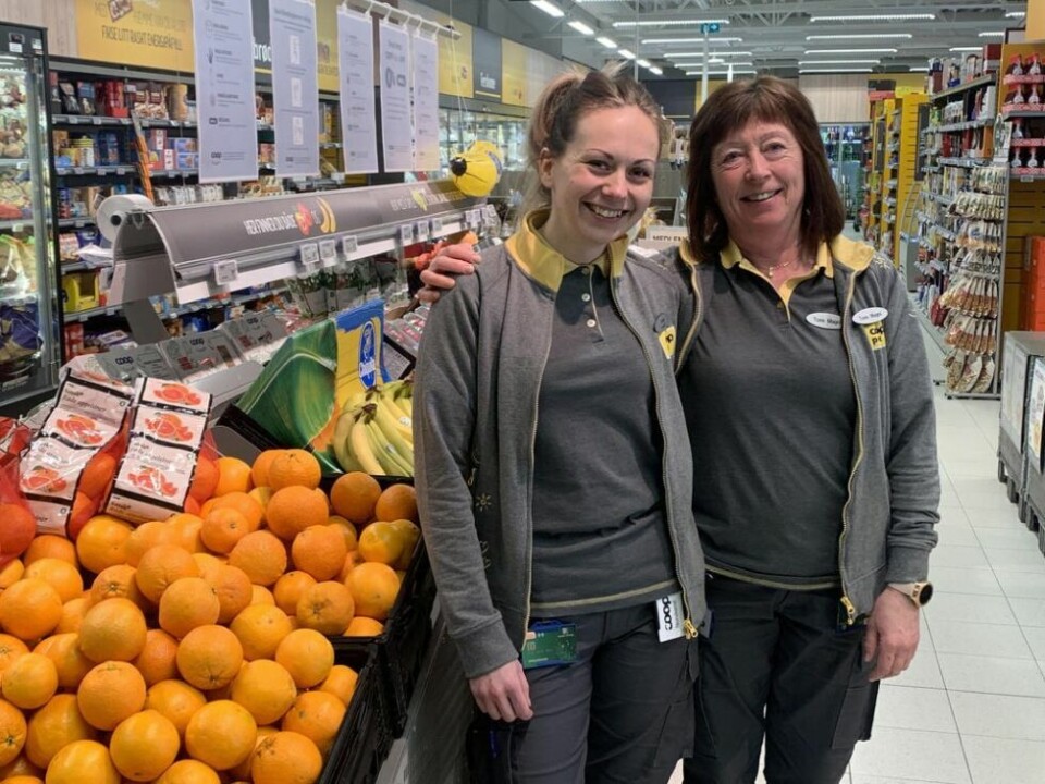 FORNØYD. - Det har vært et godt førsteår, sier butikksjef Tonje Setså på Coop Prix i Sulitjkelma. Hun berømmer både kundene for å støtte godt opp og de ansatte (her ved Tone Kvæl) for å stå på. FORNØYD. - Det har vært et godt førsteår, sier butikksjef Tonje Setså på Coop Prix i Sulitjkelma. Hun berømmer både kundene for å støtte godt opp og de ansatte (her ved Tone Kvæl) for å stå på. Foto: Espen Johansen