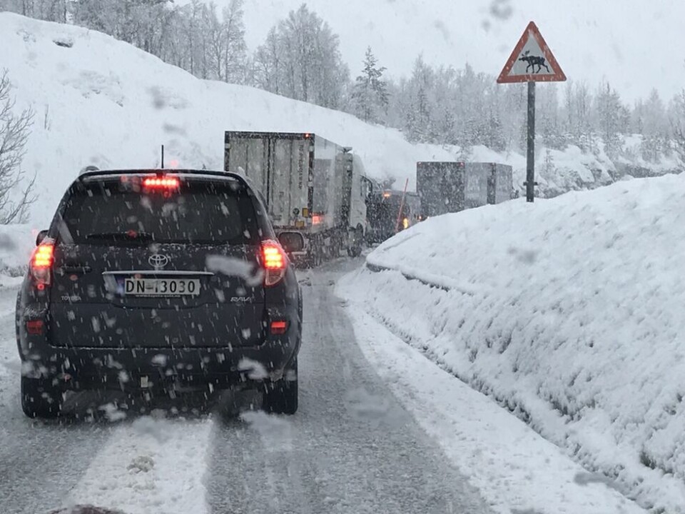 DÅRLIG FRAMKOMMELIGHET. Et vogntog står fast i bakkene opp mot Kobbskartunnelen i Sørfold. DÅRLIG FRAMKOMMELIGHET. Et vogntog står fast i bakkene opp mot Kobbskartunnelen i Sørfold. Foto: Sylvia Bredal