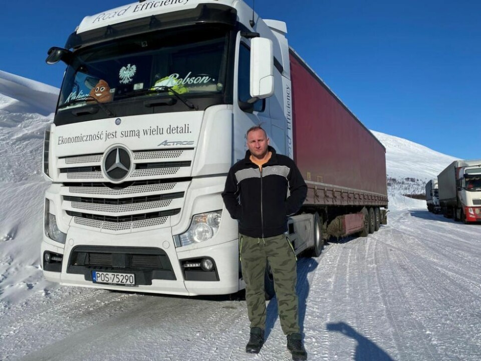 GÅR GREIT. Trailersjåfør Robert (35) fra Polen sier det går helt greit å frakte varer, tross strengere kontroller ved grensa. GÅR GREIT. Trailersjåfør Robert (35) fra Polen sier det går helt greit å frakte varer, tross strengere kontroller ved grensa. Foto: Helge Simonsen