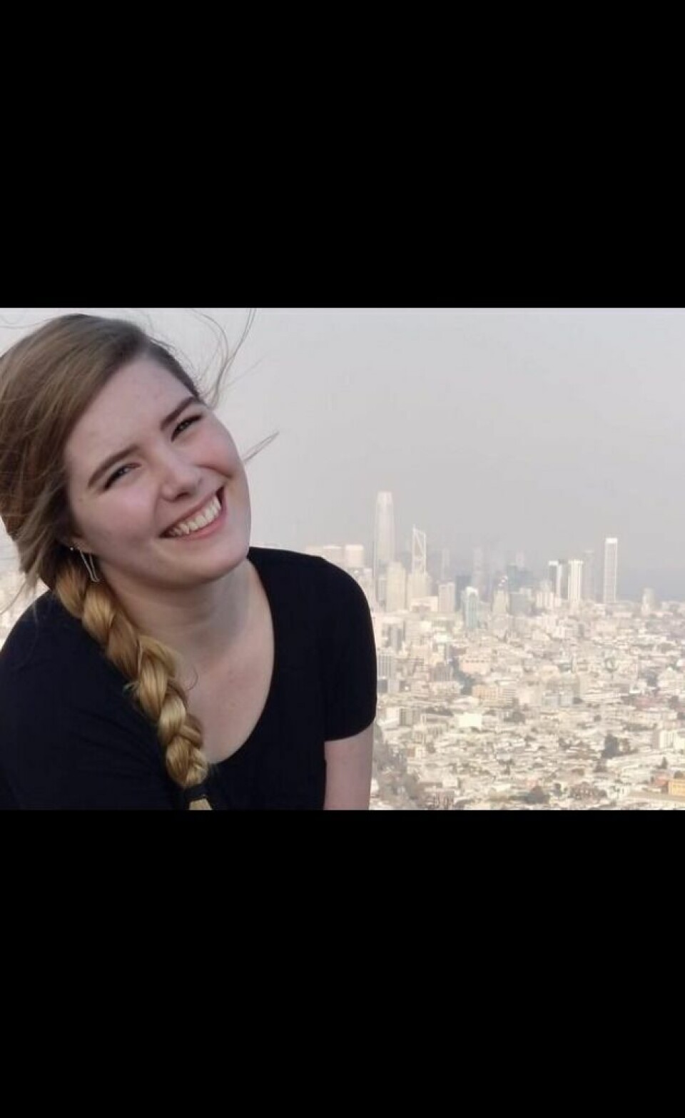 VIL RASKT TILBAKE. Rebekka Solbakk ser fram til å dra tilbake til San Fransisco når krisen er over.SKUESPILLER. Vanligvis er Solbakk på skolen og spiller inn filmscener, nå er all undervisning over nett. VIL RASKT TILBAKE. Rebekka Solbakk ser fram til å dra tilbake til San Fransisco når krisen er over.