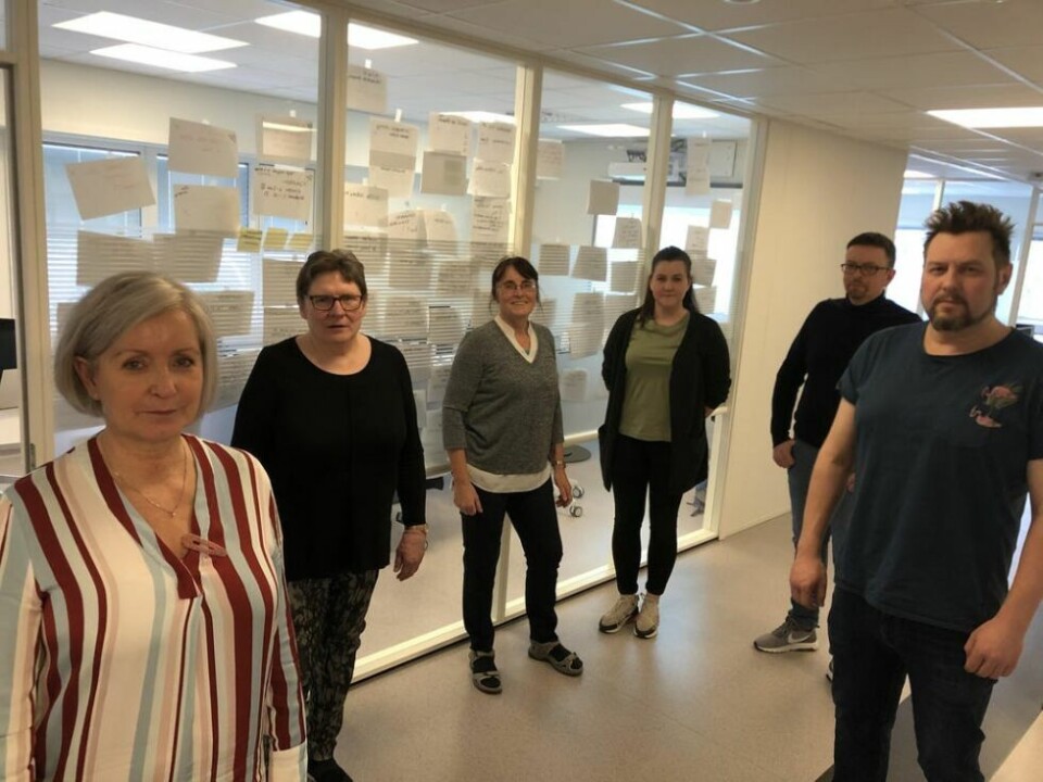 – Lytt til rådene. De står sammen, og håper at alle bidrar. Fra venstre Elisabeth Larsen (beredskapskoordinator Helse og omsorg), Eli Hansen (konstituert enhetsleder Helse), Jorunn Nilsen (leder prøvetakingsteamet), Iris Andersen (ansvarlig dokumentasjon), Hans-Richard Bråthen (spesialsykepleier) og Gregory Hautois (konstituert kommuneoverlege/smittevernlege). Lege Nils Veraas og fagsykepleier Inger-Julie Næstby er også med. – Lytt til rådene. De står sammen, og håper at alle bidrar. Fra venstre Elisabeth Larsen (beredskapskoordinator Helse og omsorg), Eli Hansen (konstituert enhetsleder Helse), Jorunn Nilsen (leder prøvetakingsteamet), Iris Andersen (ansvarlig dokumentasjon), Hans-Richard Bråthen (spesialsykepleier) og Gregory Hautois (konstituert kommuneoverlege/smittevernlege). Lege Nils Veraas og fagsykepleier Inger-Julie Næstby er også med. Foto: Fauske kommune/Gull H. Pedersen