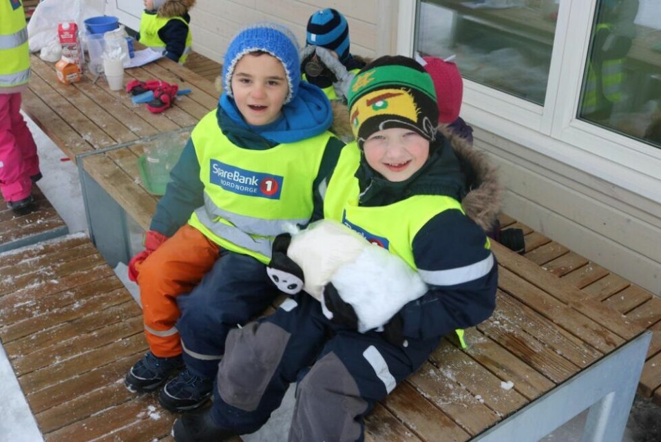 RISTER ISEN. Danial Nana og Lukas Hansen Wikberg hjelper til med å riste posene for å lage myk og god softis.PÅ TAKET. Rikard Løkaas og Erik Pedersen Lybergsvik klatret opp på taket på et av klatrestativene. RISTER ISEN. Danial Nana og Lukas Hansen Wikberg hjelper til med å riste posene for å lage myk og god softis.