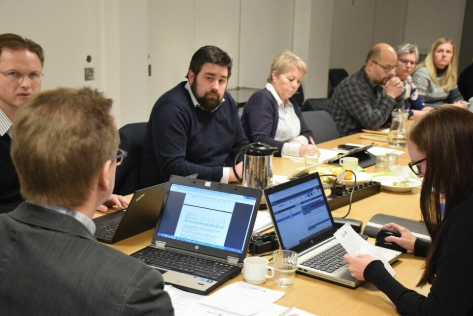Både administrasjonsutvalget (bildet) og formannskapet i Sørfold skal diskutere Straumen barnehages framtid i sitt neste møte. Fra venstre ordfører Gisle Hansen, rådmann Stig Arne Holtedahl, Kolbjørn Mathisen og Unn-Karin Pedersen fra Ap, de tillitsvalgte Rune Edvardsen, Katrin Elvebakk og Kristin Willumstad Johansen. Sekretær Lillian Martinussen til høyre. Både administrasjonsutvalget (bildet) og formannskapet i Sørfold skal diskutere Straumen barnehages framtid i sitt neste møte. Fra venstre ordfører Gisle Hansen, rådmann Stig Arne Holtedahl, Kolbjørn Mathisen og Unn-Karin Pedersen fra Ap, de tillitsvalgte Rune Edvardsen, Katrin Elvebakk og Kristin Willumstad Johansen. Sekretær Lillian Martinussen til høyre. Foto: Eva S. Winther