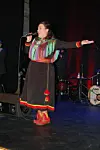 STERK SANG. Med sterke både tekster og melodier sang Anja Storelv om samenes opplevelser. Tidligere på dagen snakket hun med elever om det. Foto: Stig Bjørnar Karlsen